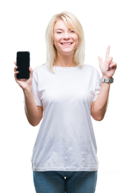 Genç, güzel, sarışın bir kadın şeffaf arka planda akıllı telefon gösteriyor.