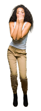 Saydam arka planda yüzü örten şaşırmış genç bir kadının portresi. 