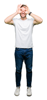 Dürbün gösteren yakışıklı genç adamın portresi şeffaf arka planda. 