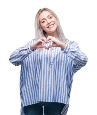 Genç sarışın, beyaz kadın parmaklarıyla şeffaf arka planda kalp hareketi yapıyor.