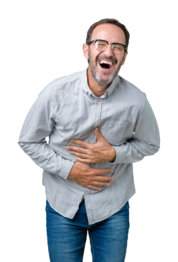 Orta yaşlı İspanyol gözlüklü adam şeffaf arkaplanda gülüyor.