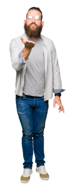 Beyaz arkaplanda hava öpücüğü gönderen adam