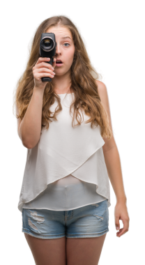 Beyaz kadın, elinde şeffaf arka planda kamera tutuyor.