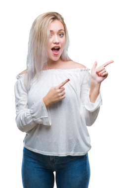 Saydam arkaplanda kopya alanı gösteren genç sarışın beyaz kadın.