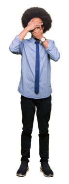 Şeffaf arka planda yüzü örten genç bir adamın portresi    