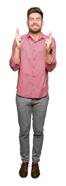 Şeffaf arkaplanda parmakları çapraz olan genç bir adamın portresi.    