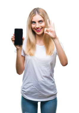 Genç sarışın kadın elinde boş bir ekran tutuyor. Arkaplanda 