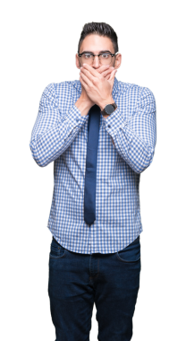 Saydam arka planda ağzını kapatan korkmuş genç adamın portresi.    