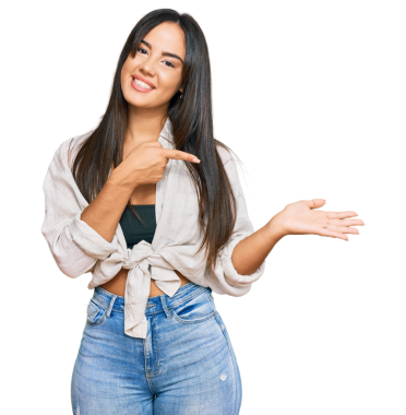 Saydam arkaplanda gülümseyen ve fotokopi alanını gösteren güzel bir genç kadının portresi.   