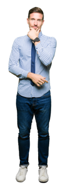 Tişörtlü ve kravatlı yakışıklı, kendine güvenen genç adamın portresi şeffaf arka planda 