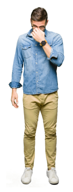 Şeffaf arka planda gözleri ovalayan yorgun genç adamın portresi. 