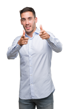 Genç adam şeffaf arkaplanda iyi bir jest yapıyor.   