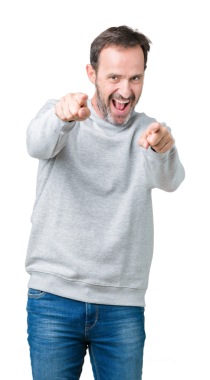 Yakışıklı adam şeffaf arka planda ön tarafı işaret ediyor.