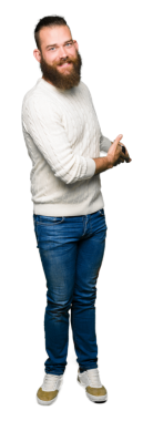 Genç sakallı adam beyaz arka planda izole edilmiş.