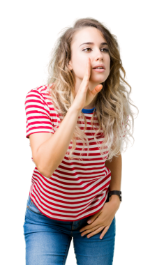 Kırmızı dudaklı, sırt ağrısından muzdarip bir tişört giyen, elleri şeffaf arka planda olan güzel genç bir kadın.   