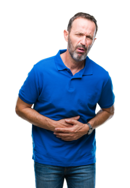Şeffaf arkaplanda karnı ağrıyan orta yaşlı bir adamın portresi