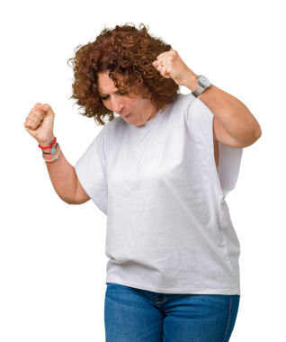 Orta yaşlı, kıvırcık kızıl saçlı, şeffaf arka planda dans eden bir kadın.