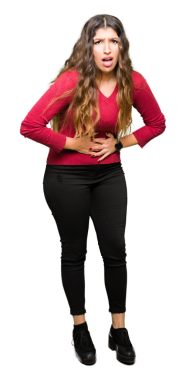 Stüdyoda, saydam arka planda karnı ağrıyan güzel İspanyol bir kadının çekimleri var.