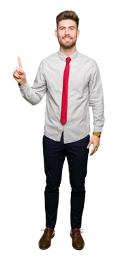 Saydam arka planda parmağını kaldıran mutlu genç adamın portresi.    