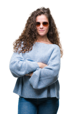 Genç, güzel esmer kadın şeffaf arka planda güneş gözlüğü takıyor.