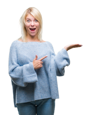 Genç, güzel, sarışın bir kadın. Kış süveteri giyiyor ve şeffaf arkaplanda fotokopi alanı gösteriyor.