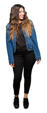 Güzel beyaz kadın şeffaf arka planda gülümsüyor.