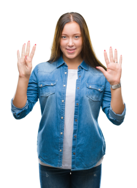 Orta yaşlı esmer kadın dokuz parmağını şeffaf arka planda gösteriyor.