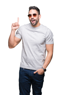 Güneş gözlüklü genç adamın portresi şeffaf arkaplanı işaret ediyor.    