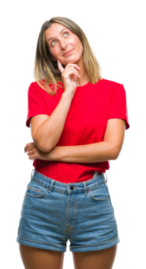 Gündelik kıyafetler giyen genç İspanyol kadın şeffaf bir arka plan düşünüyor.