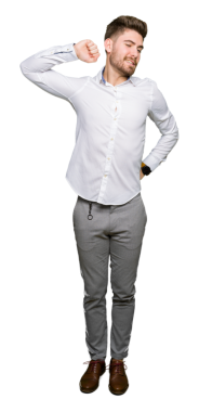 Saydam arka planda uzanan yorgun genç adamın portresi    