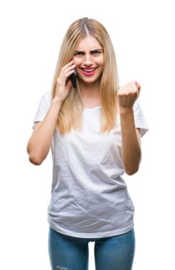 Genç, güzel, beyaz bir kadın şeffaf bir arkaplanda akıllı telefondan konuşuyor.    