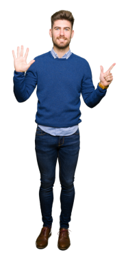 Şeffaf arkaplanda yedi numarayı gösteren genç adamın portresi.    