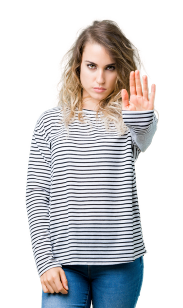 Genç, güzel, esmer, günlük kazak giyen bir kadın şeffaf arka planda duruyor.   