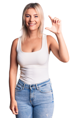 Genç, güzel sarışın kadın günlük kıyafetler giyiyor. 