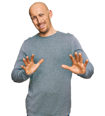 Şeffaf arkaplanda dur işareti gösteren genç adam