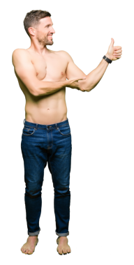 Yakışıklı kaslı adamın portresi şeffaf arka planda baş parmağını gösteriyor. 