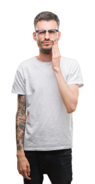 adam gözlüklü beyaz zemin üzerine