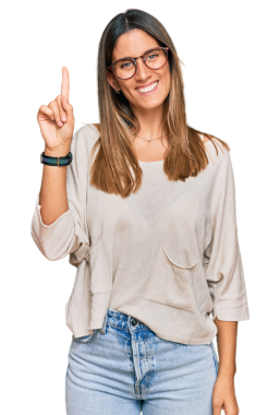 Gözlüklü mutlu kadının portresi şeffaf arkaplanı işaret ediyor.        