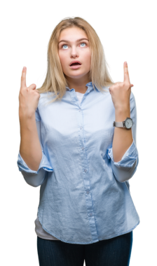 Şeffaf arka planda parmaklarını gösteren güzel sarışın kızın portresi.