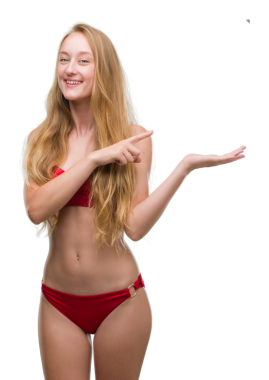 Genç sarışın beyaz kadın bikinili poz veriyor, gülümsüyor ve şeffaf arkaplanda kopya alanı gösteriyor.