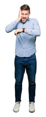 Kol saatini şeffaf arkaplanda kontrol eden endişeli genç adamın portresi 