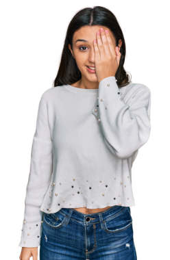 Şeffaf arka planda gözü kapalı gülümseyen genç bir kadının portresi.        