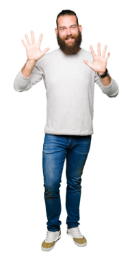 Beyaz arka planda avuçlarını gösteren sakallı bir adam.