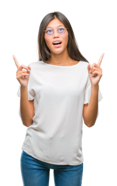 Şeffaf arka planda gözlüklü genç, güzel Asyalı kadın. 