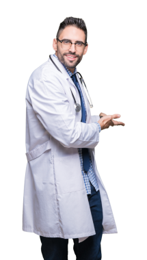 Şeffaf bir arkaplanı davet eden gülümseyen genç doktor portresi. 