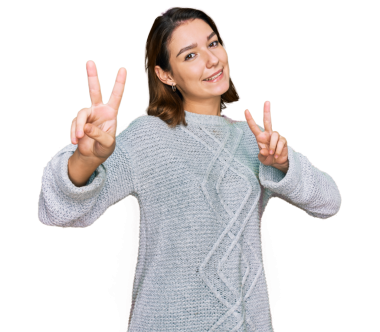 Şeffaf arkaplanda zafer işareti gösteren gülümseyen genç bir kadının portresi        