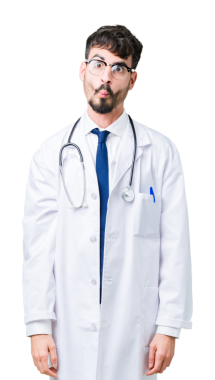 Yakışıklı genç doktorun portresi şeffaf arka planda komik bir yüz ifadesi yapıyor.      