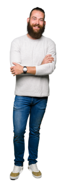 Stüdyoda poz veren adam beyaz arka planda izole edilmiş.