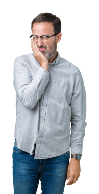 Gözlüklü, şeffaf bir geçmişi olan orta yaşlı yakışıklı bir adam.