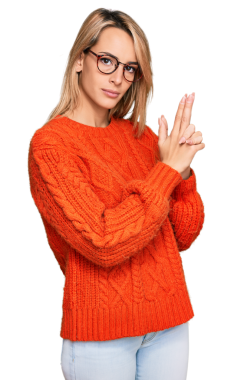 Gözlüklü ve kazaklı genç bir kadın şeffaf arka planda silah yapıyor.